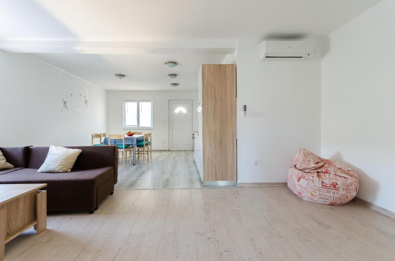 Apartments Ester Lopar Exterior photo