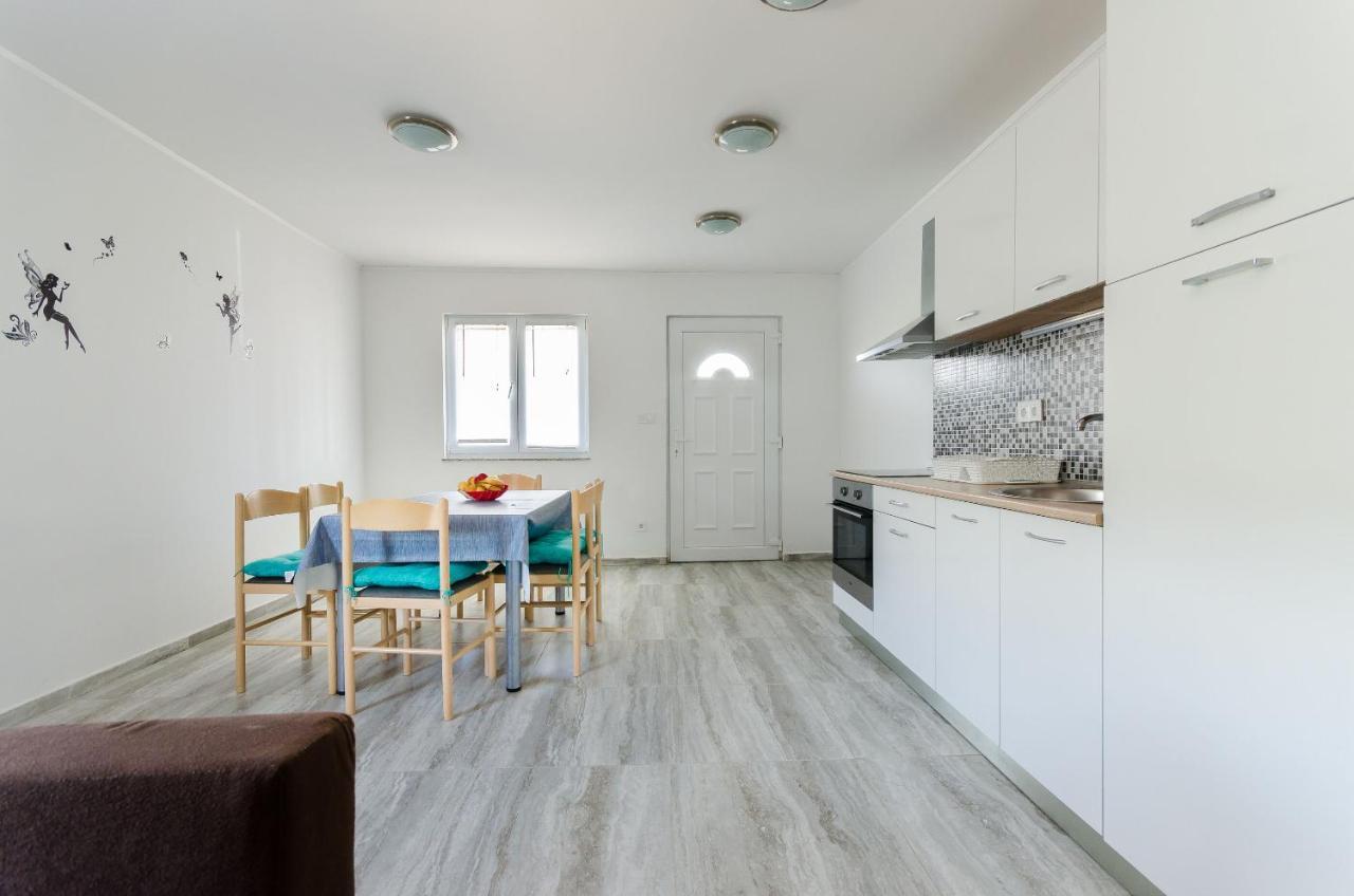 Apartments Ester Lopar Exterior photo