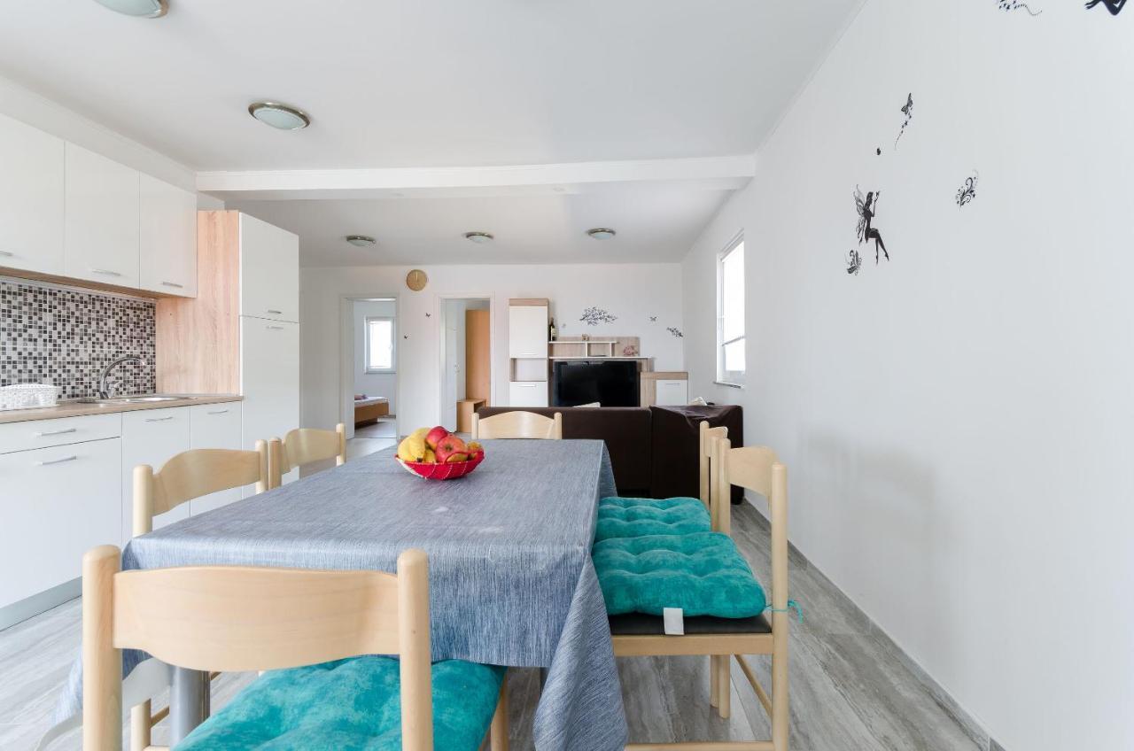 Apartments Ester Lopar Exterior photo