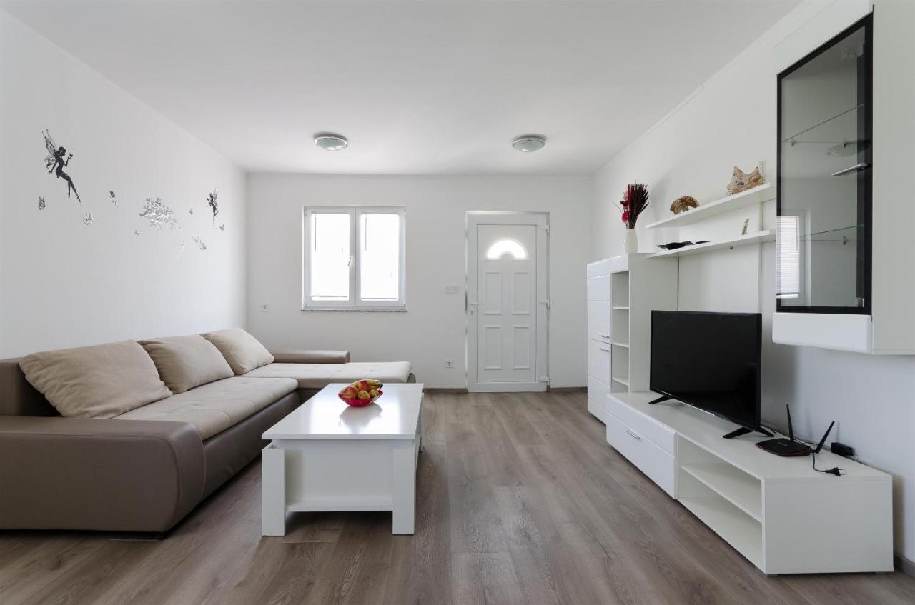 Apartments Ester Lopar Exterior photo