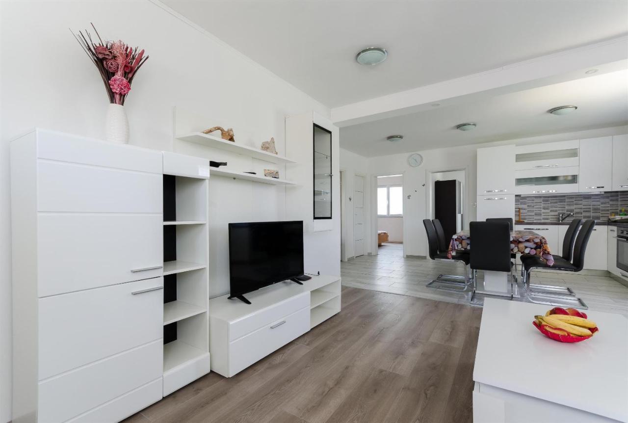 Apartments Ester Lopar Exterior photo